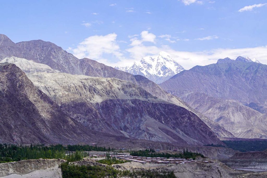 Zu sehen sind die immensen Gebirge des Karakurom. schneebedeckte gipfel, stahrlender himmel und steinkolosse ragen ins Bild.